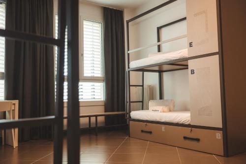 莱科Lecco Hostel & Rooms的一间卧室设有双层床和窗户。