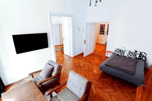 因斯布鲁克Großes, Helles Vintage Apartment mit Parkplatz的客厅配有床和桌椅