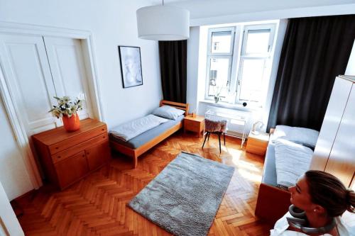 因斯布鲁克Großes, Helles Vintage Apartment mit Parkplatz的坐在客厅沙发上的女人