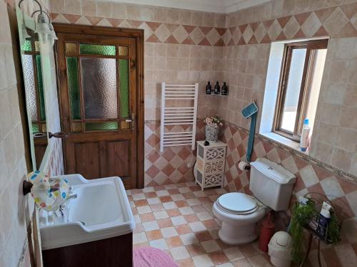 Traditional Maltese House in Birgu的一间带卫生间和水槽的浴室