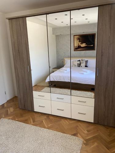 萨格勒布Astralis Factory Apartments- FLY的一间卧室配有大衣柜和一张床