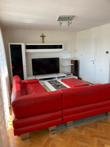 萨格勒布Astralis Factory Apartments- FLY的带壁炉的客厅内的红色沙发