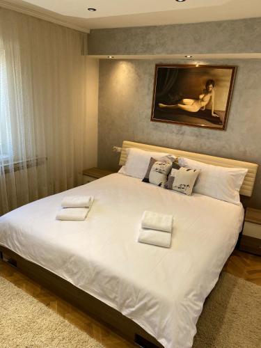 萨格勒布Astralis Factory Apartments- FLY的卧室配有一张带白色床单和枕头的大床。