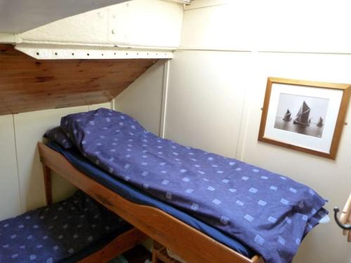 莫尔登Sailing Barge Reminder的小房间设有两张双层床