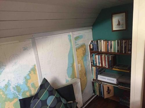 莫尔登Sailing Barge Reminder的书架旁墙上的地图