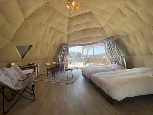 淡路8point resort Awaji的帐篷内一间卧室,配有一张大床