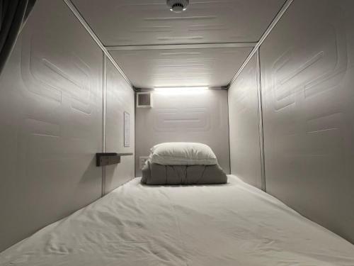东京雷伽多商务酒店的中间设有1间带1张床的小卧室