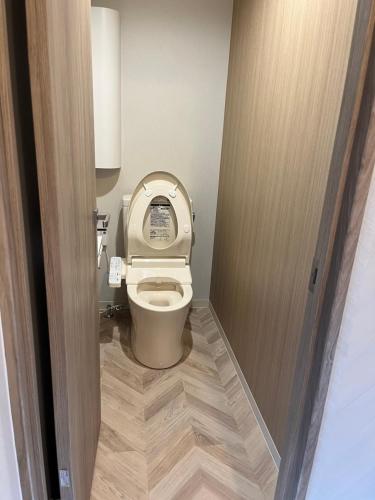 东京雷伽多商务酒店的一间带卫生间和盖的浴室