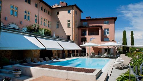 里昂佛罗伦萨别墅酒店的大楼前的游泳池