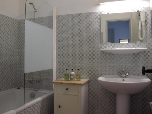 圣马迪拉莫卡夏尔酒店的浴室配有盥洗盆、镜子和浴缸