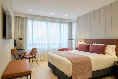 巴塞罗那加泰罗尼亚巴塞罗那505号酒店的酒店客房设有一张床和一个大窗户