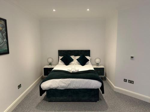 亨廷登Cromwell Court Apartments的一间卧室配有一张大床,提供黑白枕头