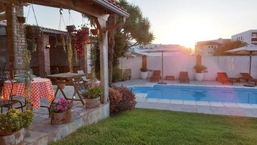 埃斯波森迪Villa dos Corcéis的后院设有游泳池、桌子和椅子