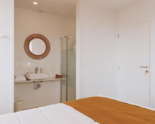 维拉·普拉亚·德·安科拉Quinta da Quinhas的浴室设有床、水槽和镜子