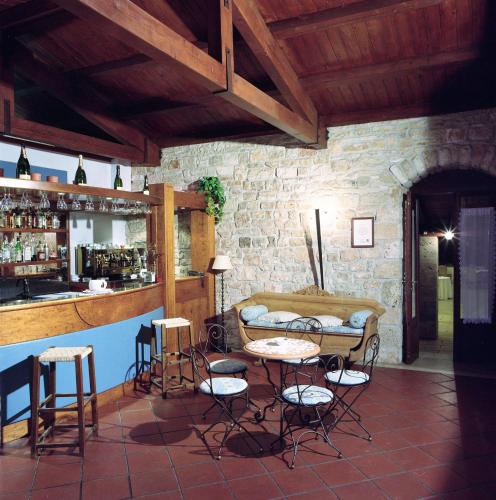 阿夸维瓦德莱丰蒂Masseria Mofetta的一间酒吧,里面设有凳子和桌子