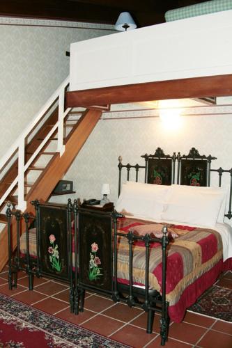 阿夸维瓦德莱丰蒂Masseria Mofetta的一间卧室设有一张床和一个楼梯