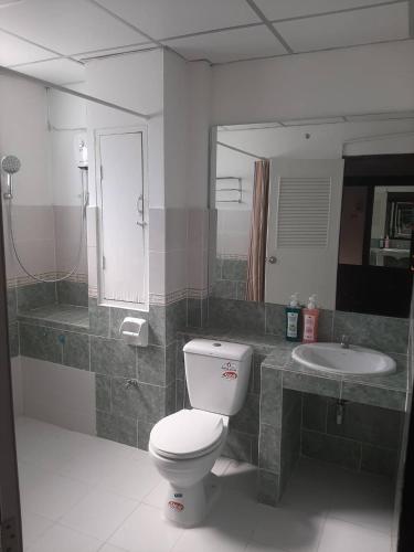 彭世洛อพาร์ทเม้นท์บ้านสบาย的一间带卫生间和水槽的浴室