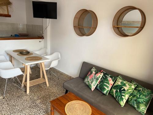 伊斯费古耶拉尔海滩Apartamentos Colomar的客厅配有沙发和桌子