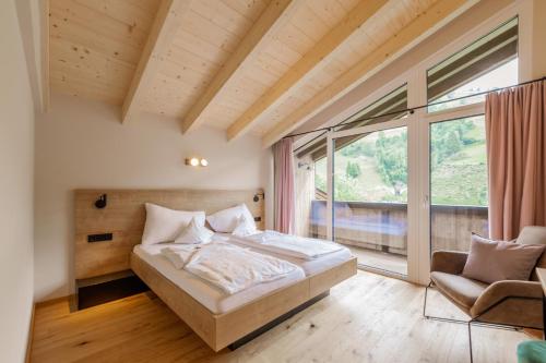 萨尔巴赫Haus Jausern的一间卧室设有一张床和一个大窗户