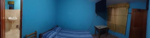特鲁希略Shania的蓝色客房,角落里设有一张床