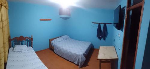 特鲁希略Shania的蓝色的客房配有两张床和电视