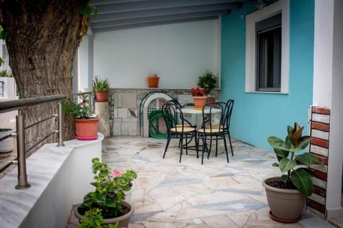 毕达哥利翁Spacious Apartment in the heart of Pythagorion的一个带桌椅和树的庭院