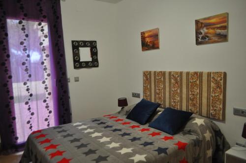 桑特佩尔佩斯卡多尔Casa Tati的一间卧室配有一张带五颜六色被子的床