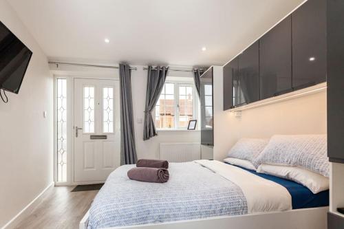 布拉克内尔One bedroom apartment, Driveway, Bracknell Centre的一间卧室设有一张大床和一个窗户。