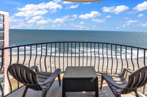 默特尔比奇Beachfront Luxury Condo w Private Balcony的一个带桌椅的海景阳台