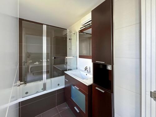 拉科鲁尼亚Housingcoruña Cantabrico的一间带水槽和淋浴的浴室