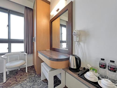 马公丰国大饭店的一间酒店客房内带水槽的浴室