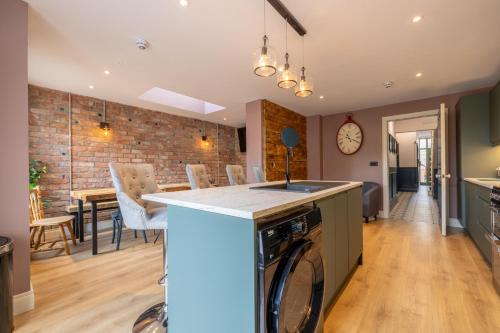 班戈北爱尔兰Boutique Stays at 78的厨房以及带洗衣机和烘干机的客厅。