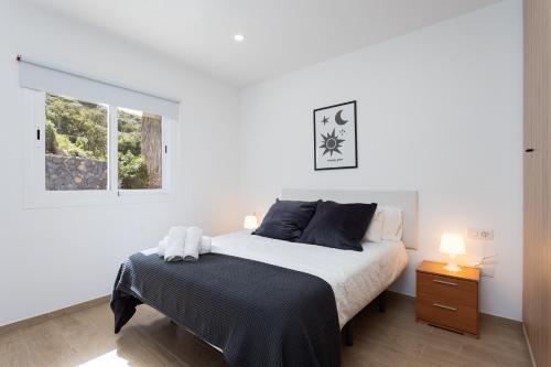 拉奥罗塔瓦Nice Apartment in rural environment的白色的卧室设有床和窗户