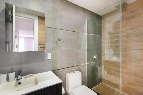 纽约1597-7 Luxury Upper East Studio W&D in unit的浴室配有卫生间、盥洗盆和淋浴。