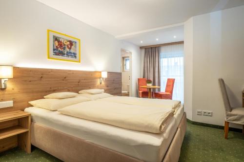 圣吉尔根卡菲姆勒酒店的酒店客房设有一张大床和一张书桌。