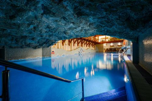 扎科帕内Hotel Belvedere Resort&SPA的蓝色水洞中的游泳池