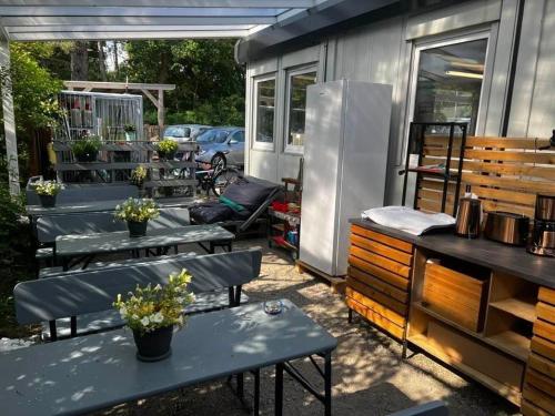 库克斯港Strandgut Kajüte的一个带野餐桌和拖车的庭院
