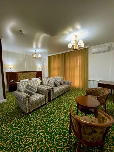 ZaozërnyyГостиничный комплекс Белес的客厅配有沙发和桌椅