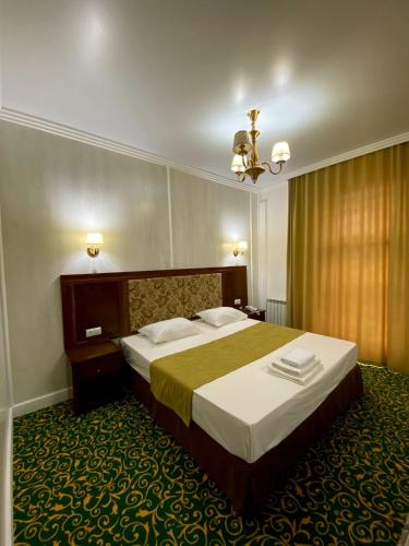 ZaozërnyyГостиничный комплекс Белес的酒店客房,配有一张床和吊灯