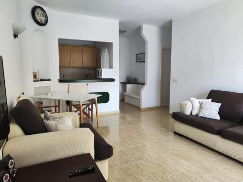帕莱索海滩Olga Paraiso del Sur的一间带两张沙发的客厅和一间厨房