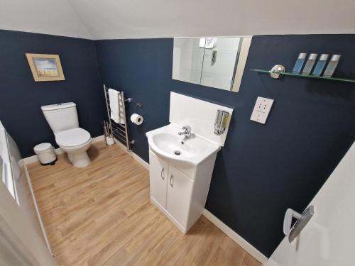 莱顿巴泽德Lime Kiln的浴室配有白色水槽和卫生间。