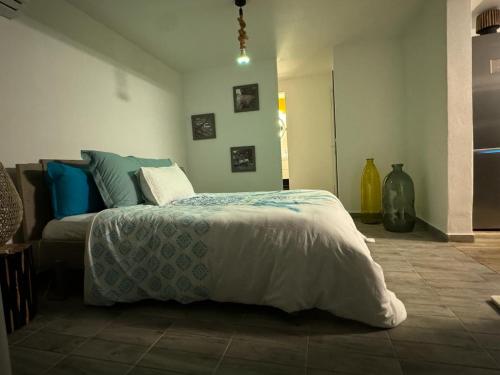 圣安尼Le Clos de Bourgueil的一间卧室配有一张带蓝色和白色棉被的床