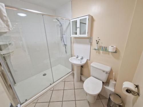 莱顿巴泽德Town End的带淋浴、卫生间和盥洗盆的浴室