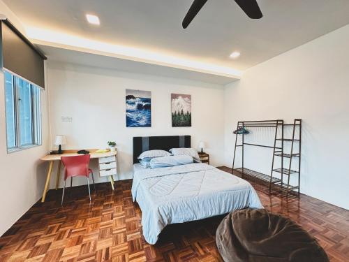 诗巫Urban ArtHouse Homestay - Permai, Sibu, Sarawak的一间卧室配有一张床、一张桌子和梯子