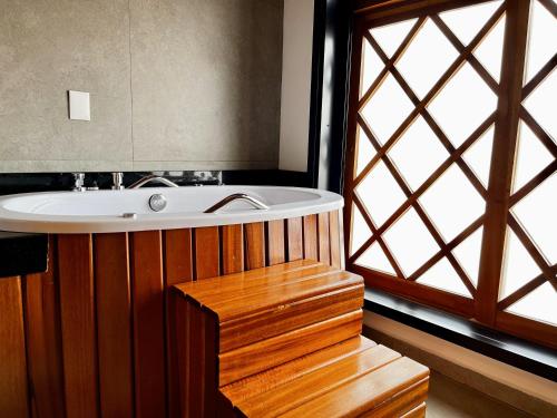 坎波斯杜若尔当Hotel Savoy Excellence的一间带水槽和窗户的浴室