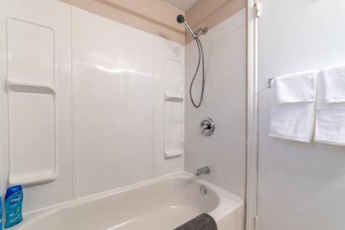 坎布里奇3BD Suite: 5min to HWY 401 - Wifi+Desk+KingBed的白色的浴室设有浴缸和淋浴。