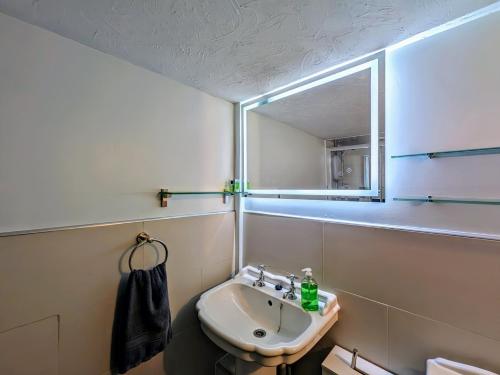 瓦斯代尔下城2 Bed in Wasdale SZ053的一间带水槽和镜子的浴室