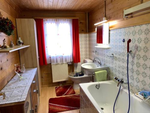 埃尔嫩Ferienwohnung Haus Mühlebach的带浴缸、卫生间和盥洗盆的浴室