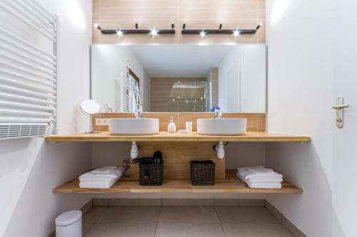 盖朗德Gite Ar Pennty的浴室设有2个水槽和镜子