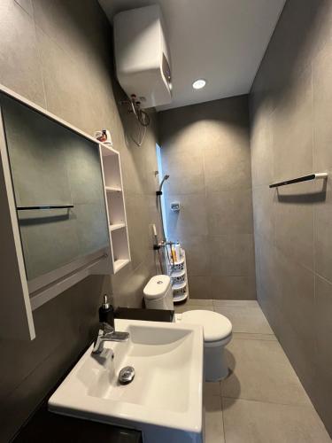 雅加达2 Floor Cozy House in Wisteria Jakarta Garden City的浴室配有白色水槽和卫生间。